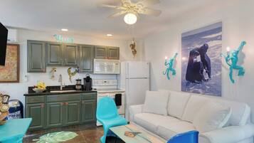 House (2 Bedrooms) | Private kitchen | Fridge, microwave, oven, stovetop