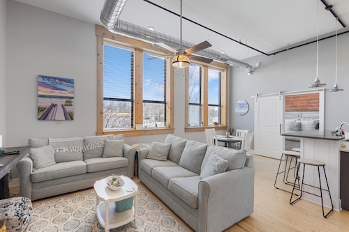 Chic Downtown Loft with pool, hot tub, gym, theatre, king bed, walk to town