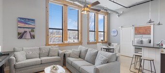 Chic Downtown Loft with pool, hot tub, gym, theatre, king bed, walk to town