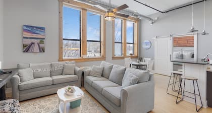 Chic Downtown Loft with pool, hot tub, gym, theatre, king bed, walk to town