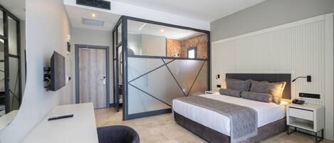 Un dormitorio moderno con cama, mesita de noche y espejo.