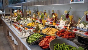 Un buffet proposant une variété de plats et d’ustensiles.