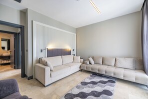 Deluxe Room | Living area | Flat-screen TV