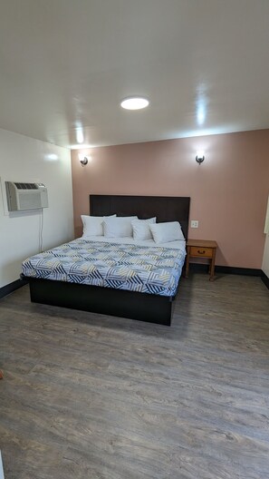 Standard King Room | Free WiFi, bed sheets