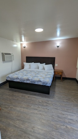 Standard King Room | Free WiFi, bed sheets