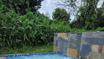 Tina de hidromasaje al aire libre