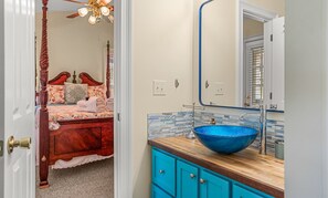 Douche, serviettes fournies, savon, shampoing