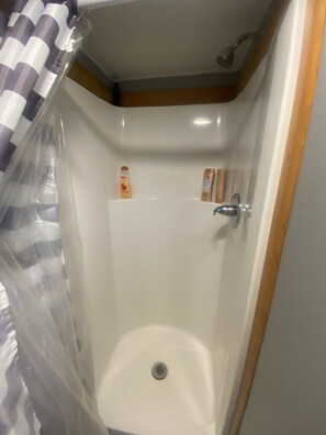 تجهيزات دش، مجففات شعر، مناشف، صابون