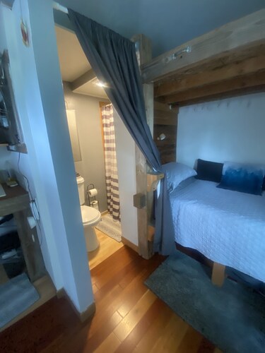 Old Town Tiny Studio Cottage near Pacific University and Wine Country 