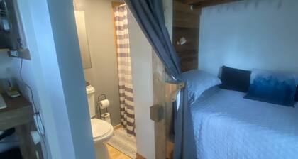 Old Town Tiny Studio Cottage near Pacific University and Wine Country