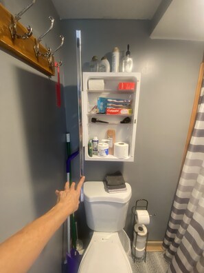 تجهيزات دش، مجففات شعر، مناشف، صابون