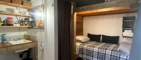 Escritorio, wifi gratis y ropa de cama