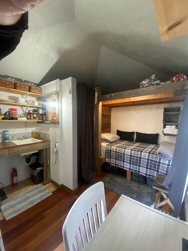 Old Town Tiny Studio Cottage near Pacific University and Wine Country 