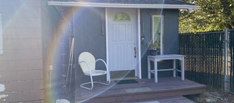 Old Town Tiny Studio Cottage near Pacific University and Wine Country 
