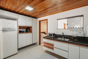 Fridge, microwave, oven, stovetop - Casadecastelhanos 50M Praia, 4suítes C/ar, Lazer Ideal Para Família com Criança (Praia dos Castelhanos Anchieta)