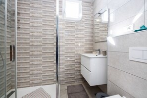 Dusche, Haartrockner, Handtücher, Toilettenpapier