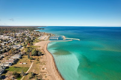 Dom Rodzinny Lakeview Getaway - Walk to Lake Huron