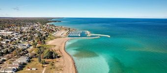 Dom Rodzinny Lakeview Getaway - Walk to Lake Huron