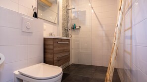 Shower, hair dryer, towels, soap - Knus Verblijf "strandhuis aan Zee" Voor Gezinnen @ Noordwijk Beach (Noordwijk)