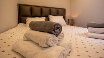 2 多间卧室、旅行婴儿床、免费 WiFi、床单