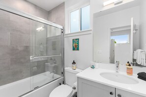 Classic Studio | Bathroom - Jabba's Palace (Seattle)