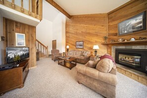 Living area - Spacious Winter Park Ski Condo. 3 Bedroom 3 Bath 2 Bedroom with Loft.  Sleeps 8 (Winter Park)