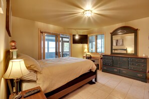 6 bedrooms, desk, iron/ironing board, Internet - Pelican Lake House w/ Boat Dock and Sauna! (Pelican Lake)