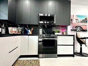 Kühlschrank, Mikrowelle, Ofen, Herdplatte