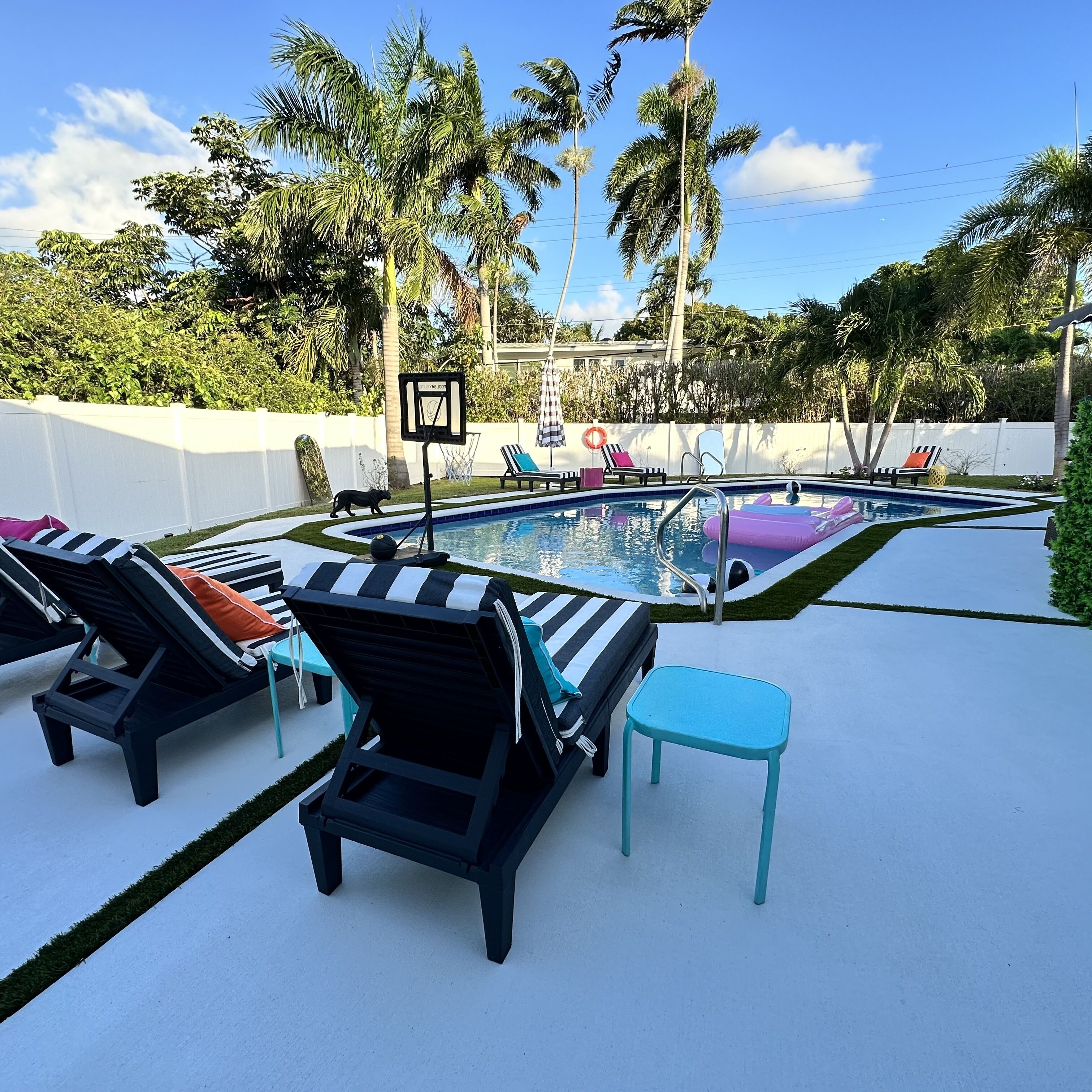 Utomhuspool och uppvärmd pool