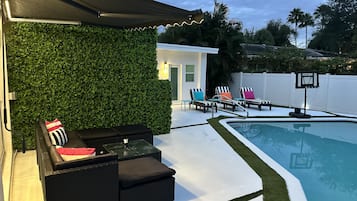 Alberca al aire libre y alberca climatizada