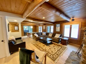 Smart TV, fireplace - Lakefront cabin with dock, hot tub, fire pit!! (Plymouth)