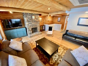 Smart TV y chimenea 