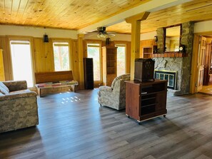 Fireplace - Boone, ASU, Views, Firepit, HUGE Jac tub, Foosball (Boone)