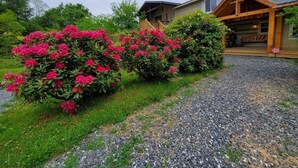 Ein Haus mit einem Schotterweg und einer Holzveranda.