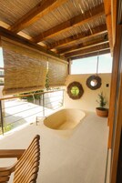 Deluxe-Apartment, Badewanne, eingeschränkter Meerblick | Terrasse/Patio