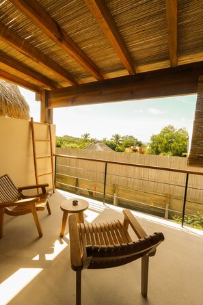 Deluxe-Apartment, Badewanne, eingeschränkter Meerblick | Terrasse/Patio