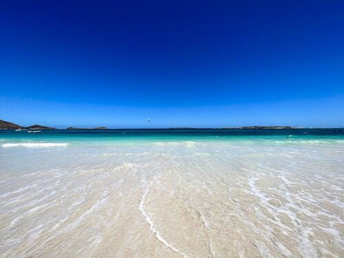 Plage 37, Orient Bay beach front, piscine