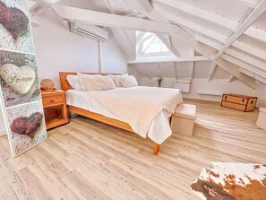 1 sovrum, skrivbord, strykjärn/strykbräda och resesäng