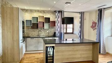 Een koelkast, een microgolfoven, een oven, een kookplaat