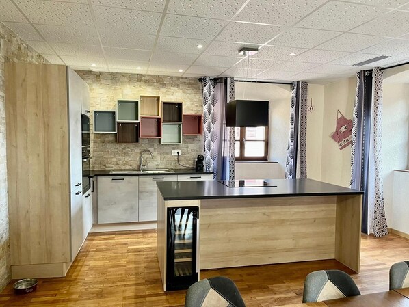 Kühlschrank, Mikrowelle, Ofen, Herdplatte