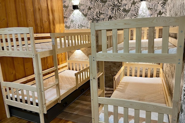 5 dormitorios, cuna de viaje, wifi gratis y ropa de cama