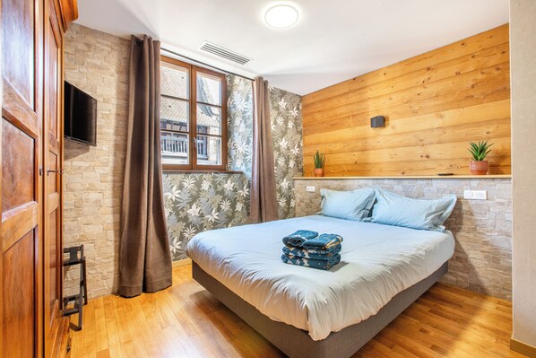 5 dormitorios, cuna de viaje, wifi gratis y ropa de cama