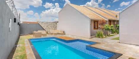 Una piscina al aire libre