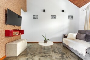 Chalet | Wohnbereich | 32-Zoll-Smart-TV mit Digitalempfang, Netflix, Streaming-Dienste