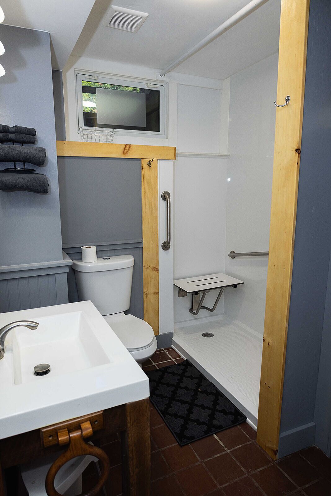 Regadera, secadora de cabello, toallas, jabón 