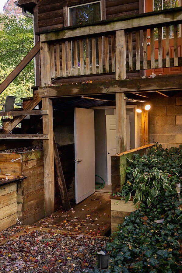 Exterior detail - Hidden Tracks, Long Term stays welcome (Waynesburg)