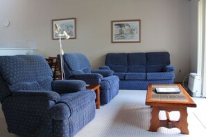 TV - Coastal Retreat Unit 5 (Denhams Beach)