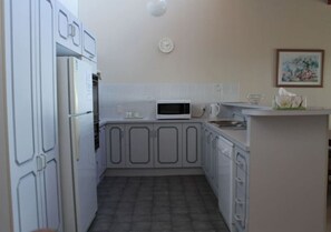 Private kitchen - Coastal Retreat Unit 5 (Denhams Beach)
