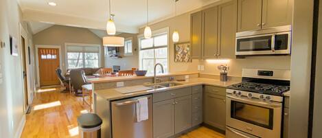 Een koelkast, een magnetron, een oven, een kookplaat