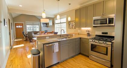 Bracken Bungalow - Cozy retreat a short stroll from downtown Brevard